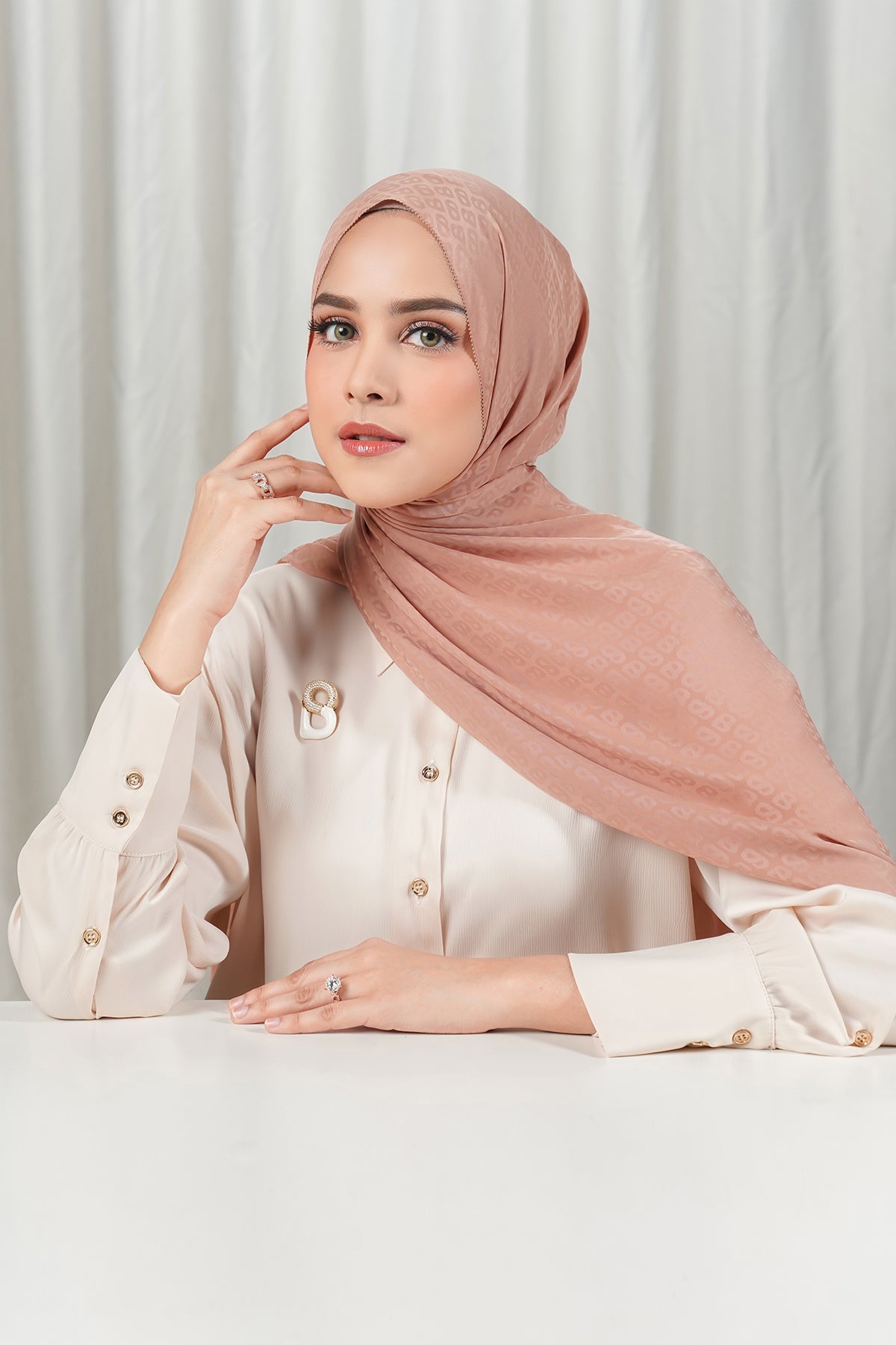 Tapis Satin Jacquard Shawl - Café au Lait