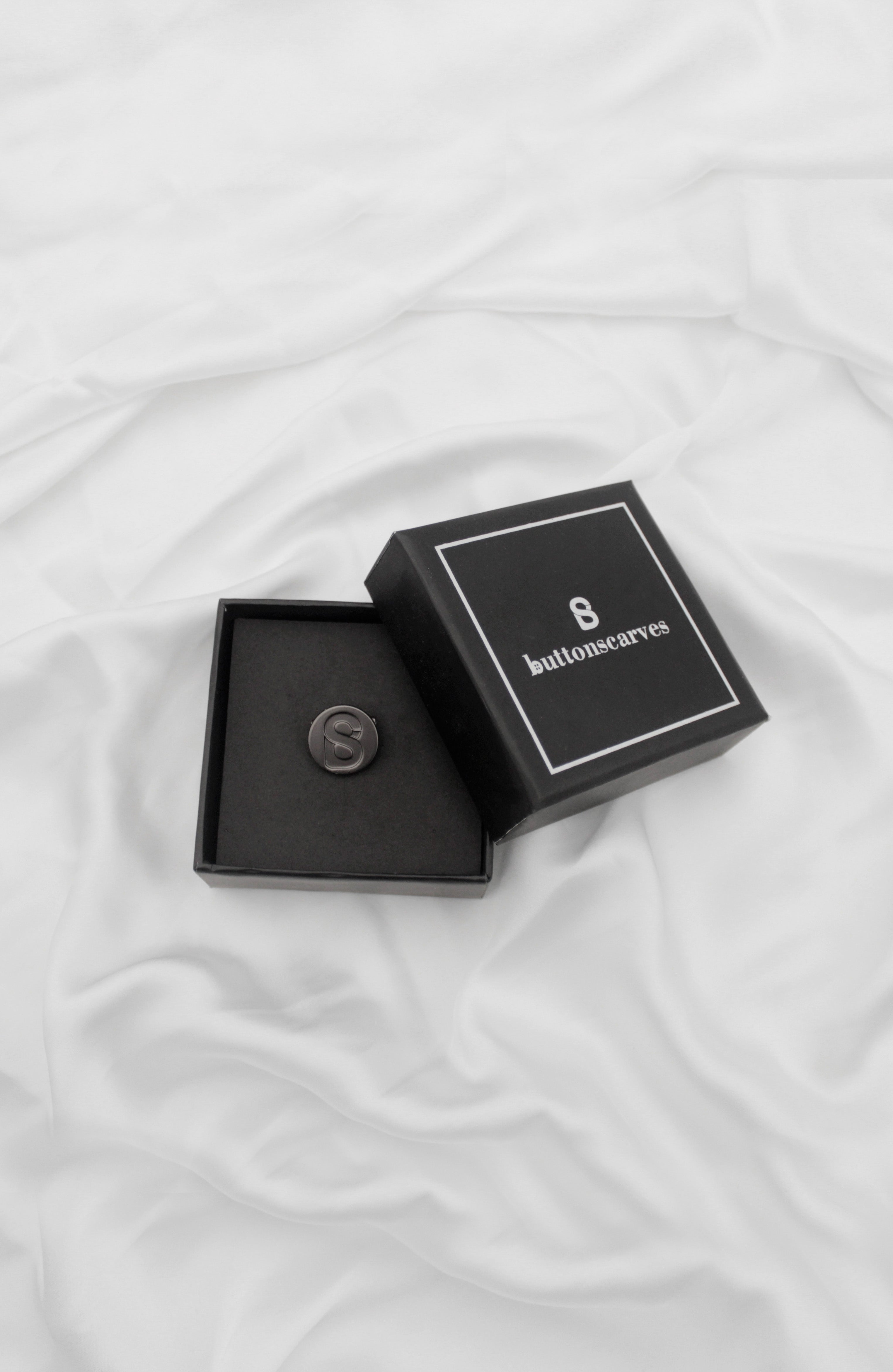 BS Round Signature Brooch Black