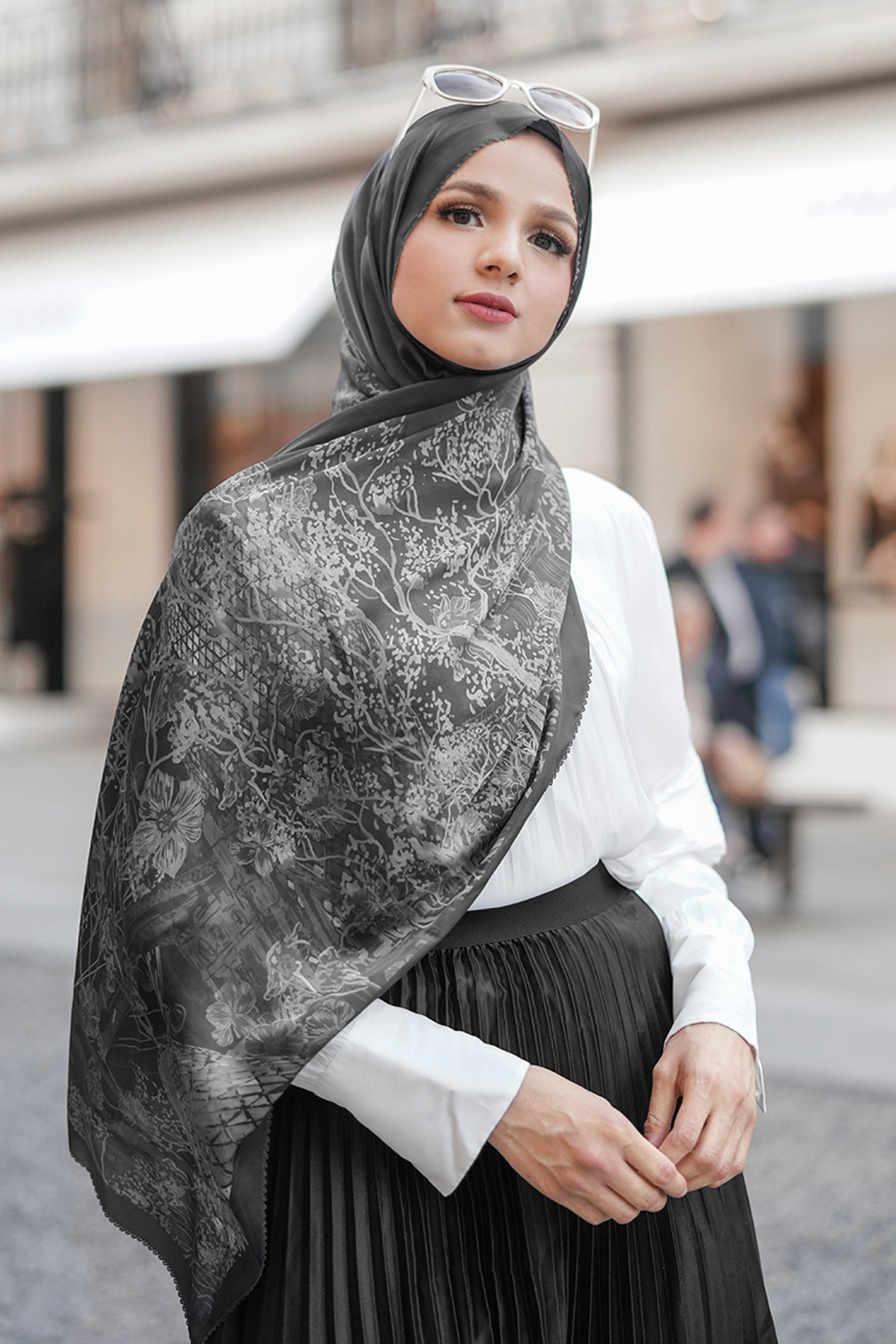 The British Series Satin Shawl - Black