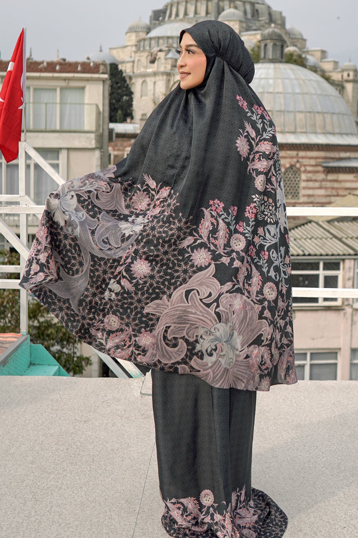 The Topkapi Prayer Robe - Black