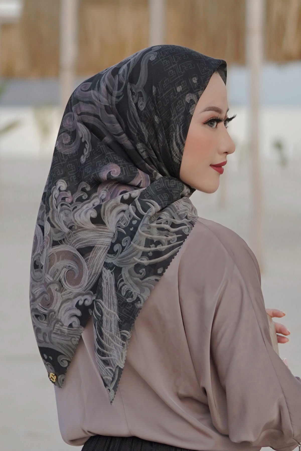 The Wave Voal Square in Black