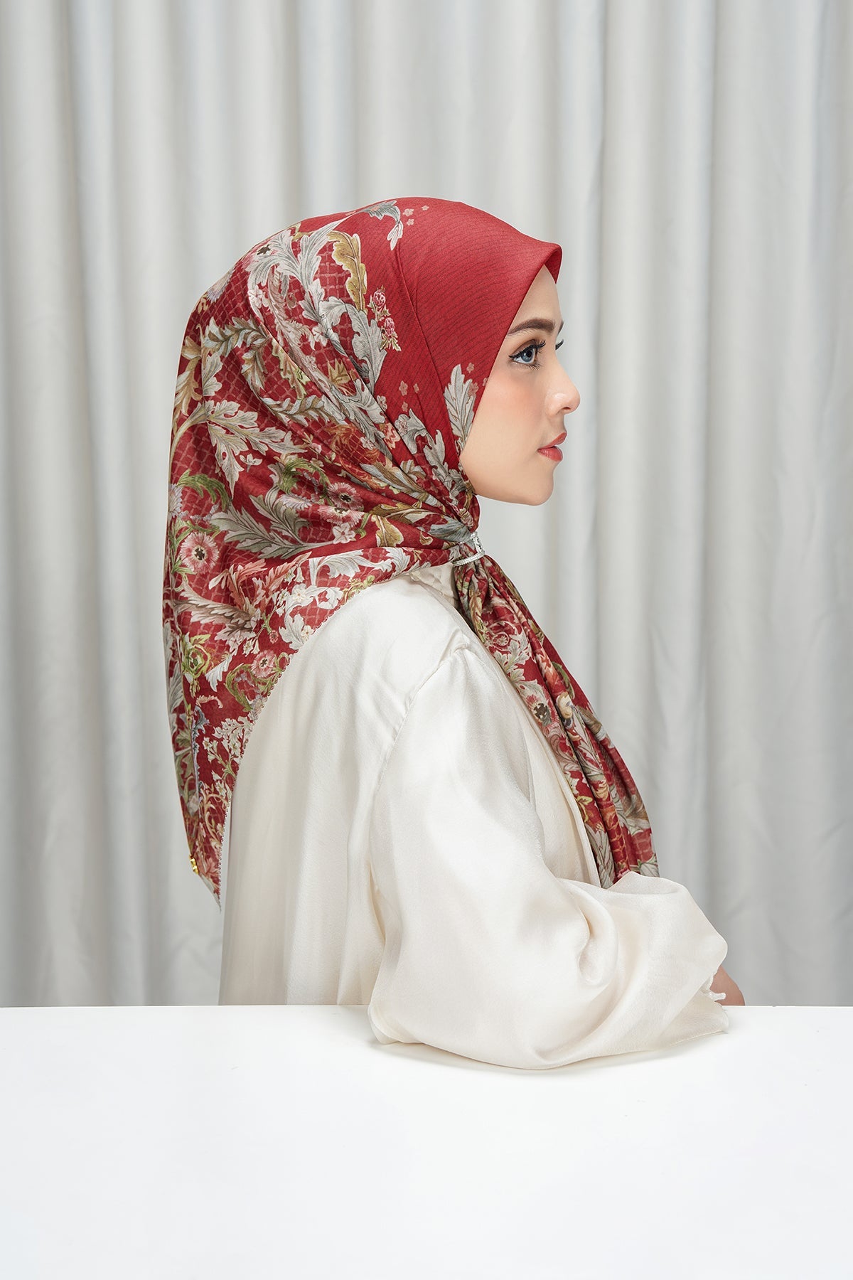 Royale - Grandeur Square - Crimson