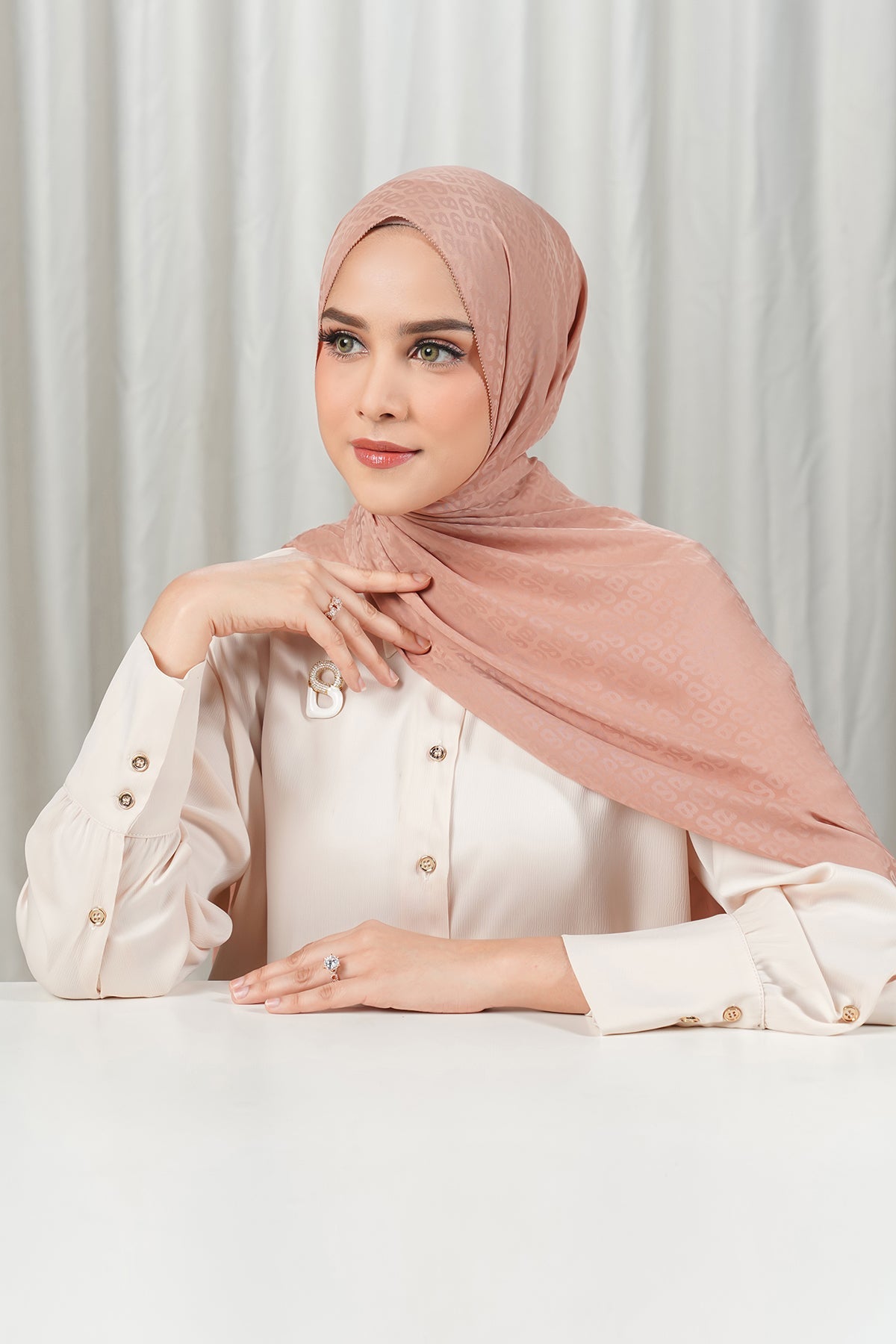 Tapis Satin Jacquard Shawl - Café au Lait