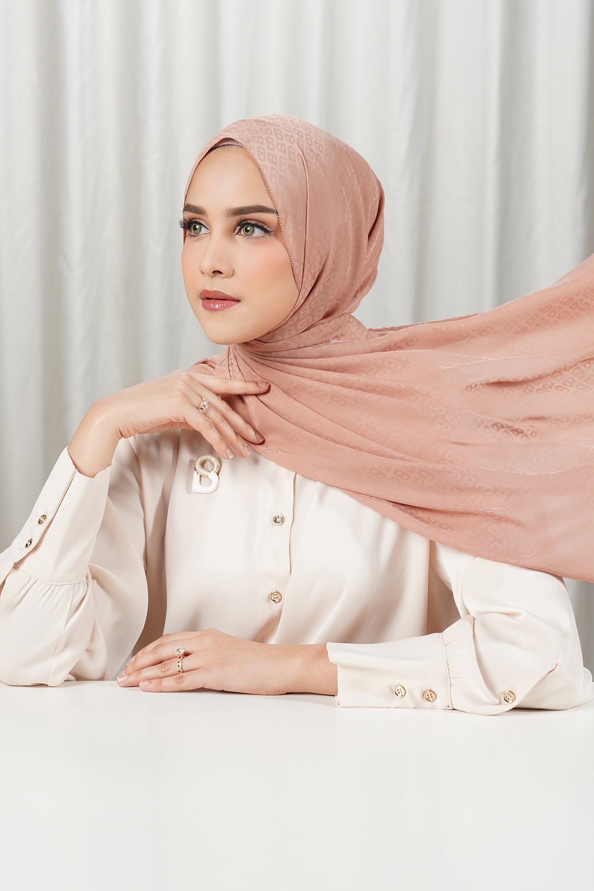 Tapis Satin Jacquard Shawl - Café au Lait