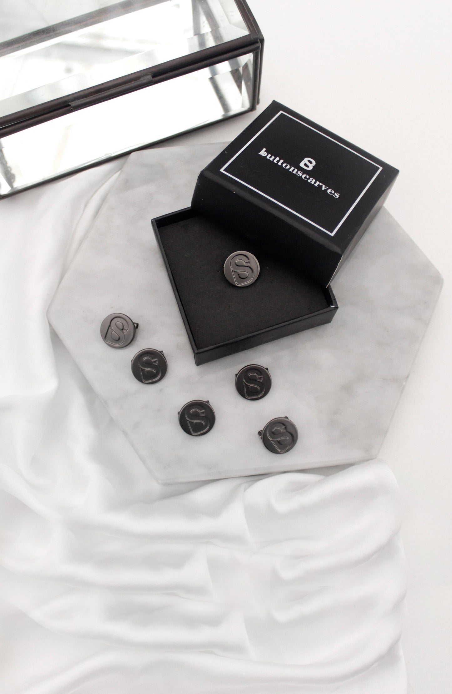 BS Round Signature Brooch Black