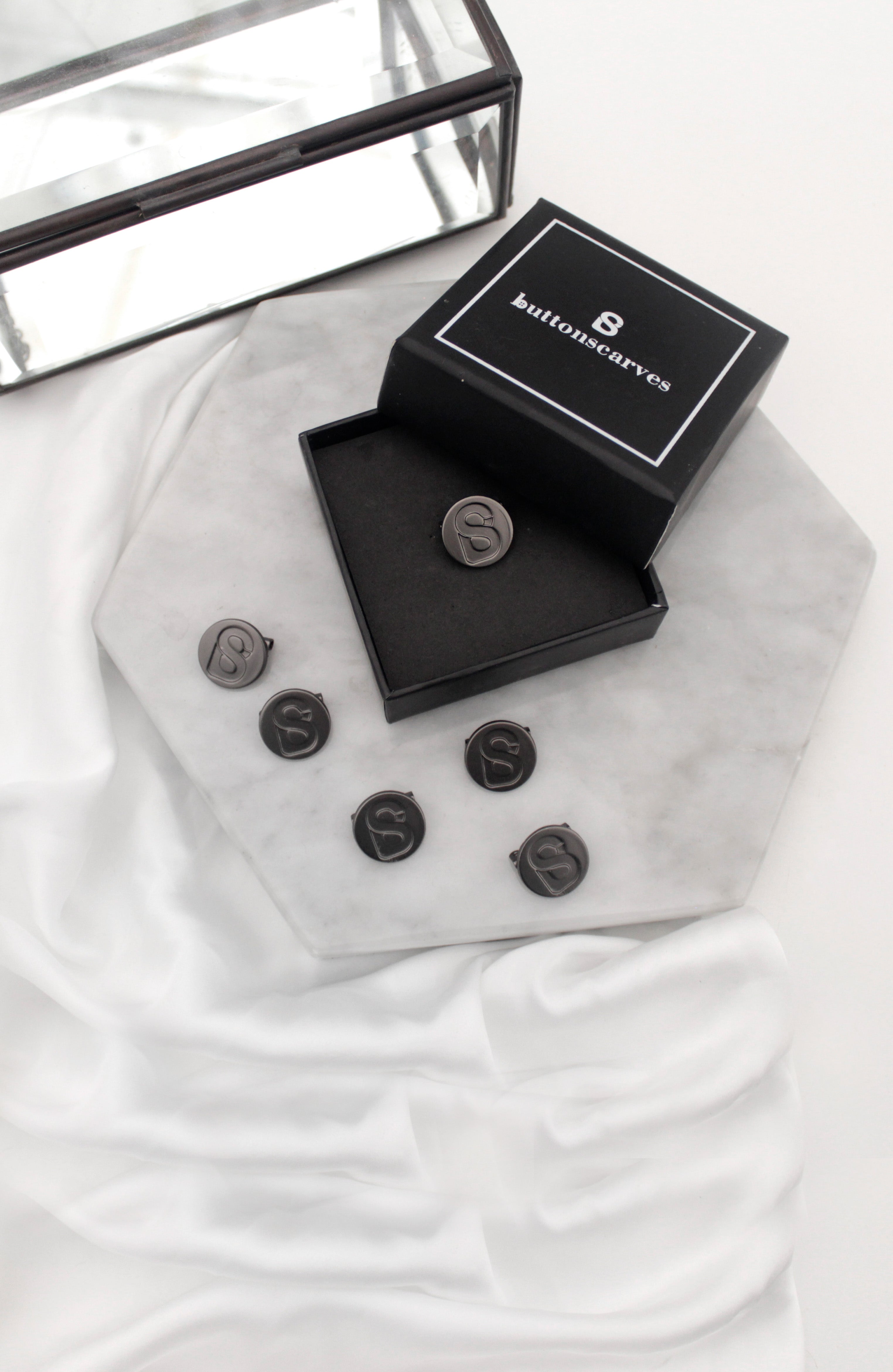 BS Round Signature Brooch Black