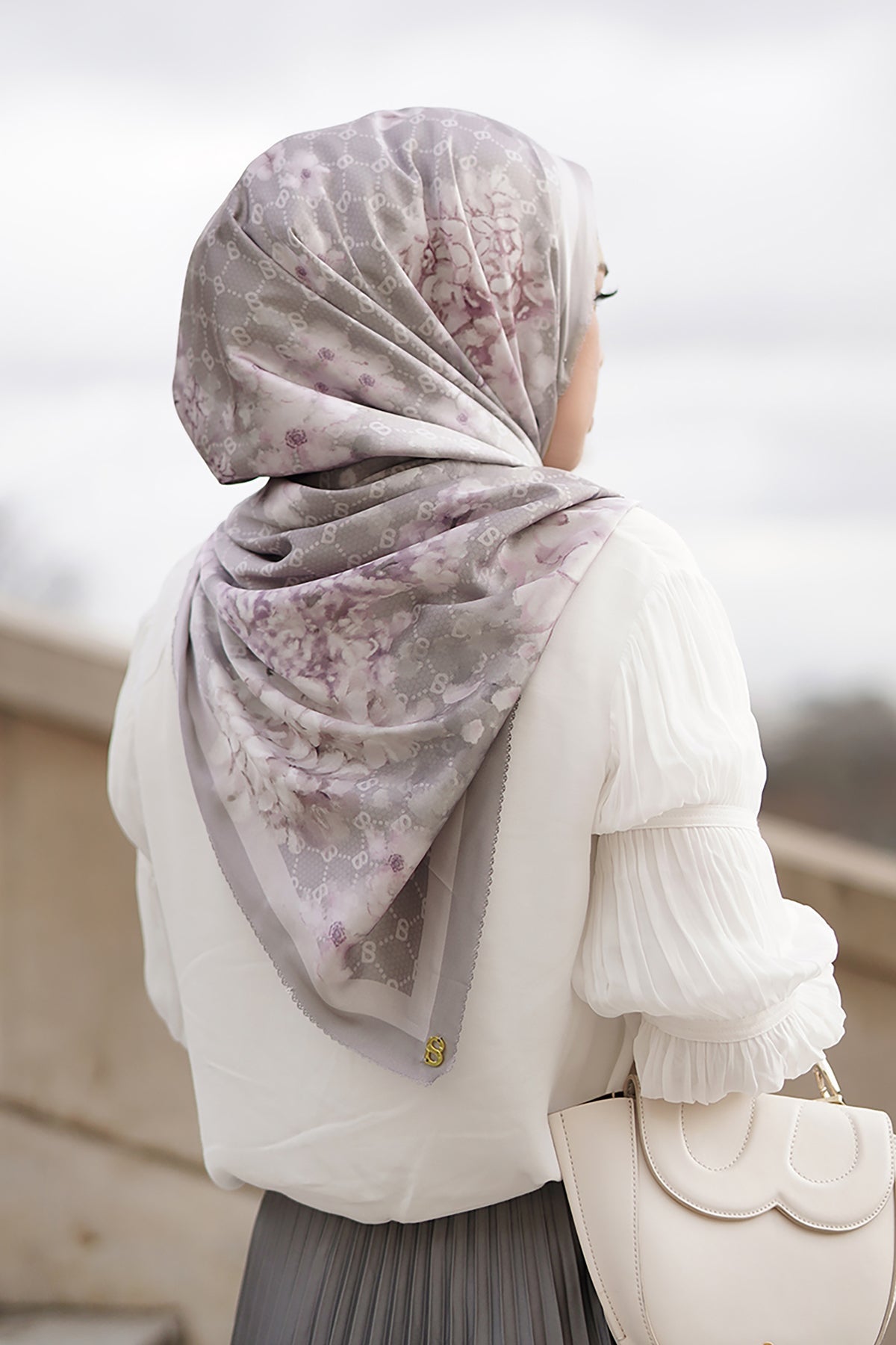 Hydrangea Satin Shawl - Grise