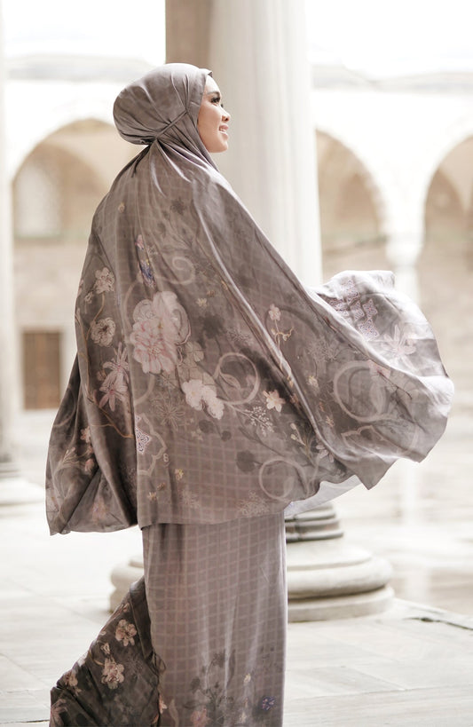 Prayer Robe Sofya in Poppy