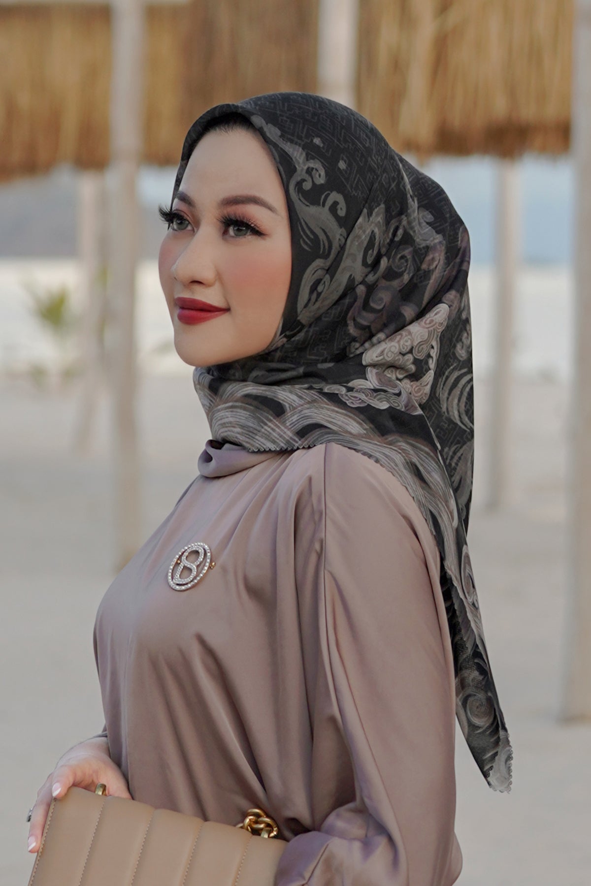 The Wave Voal Square in Black
