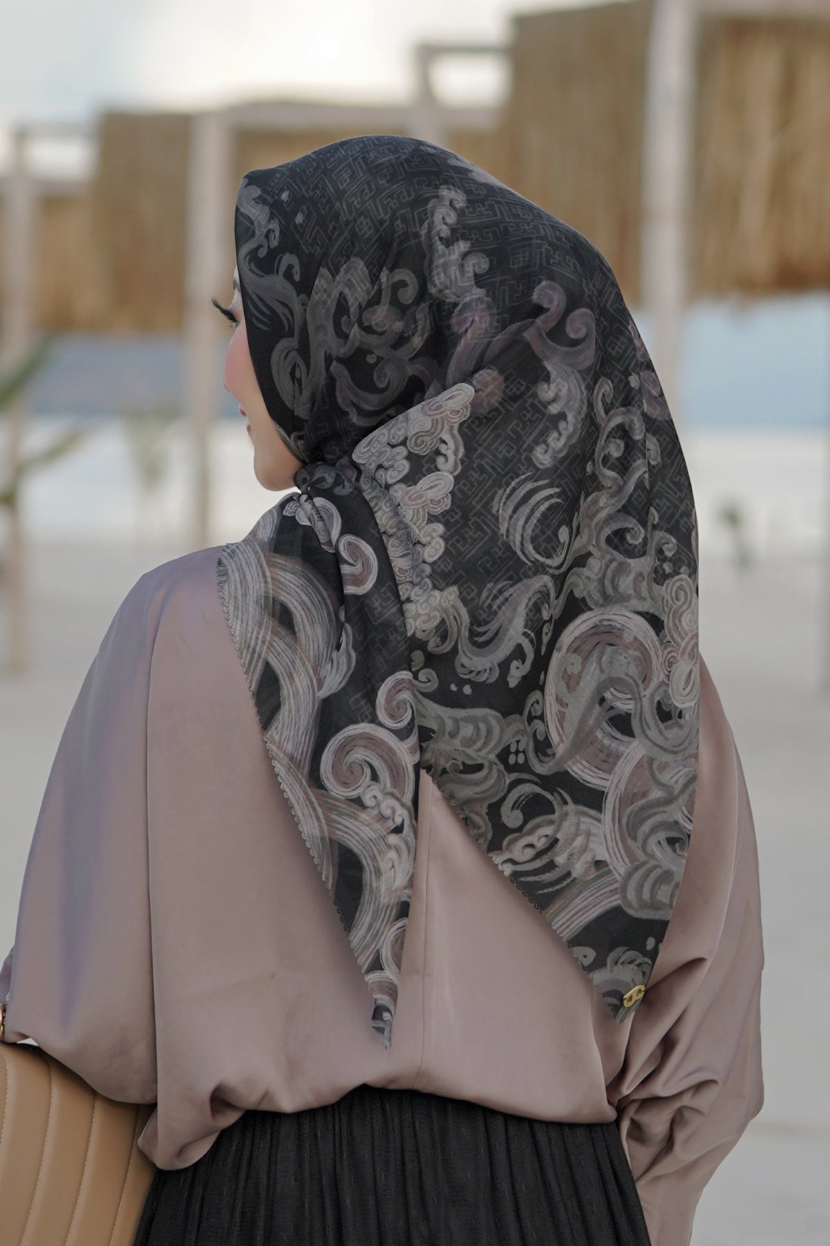 The Wave Voal Square in Black
